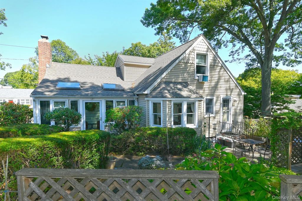 121 Van Buren Drive, Centerport