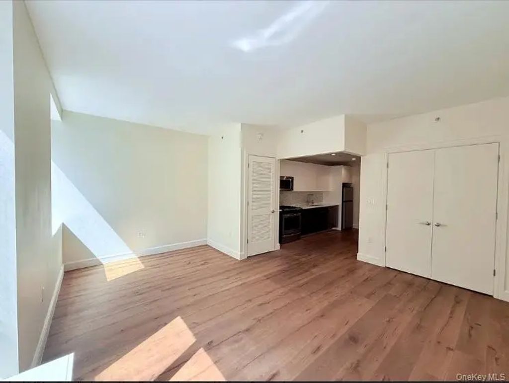 25-21 43rd Avenue, Long Island City