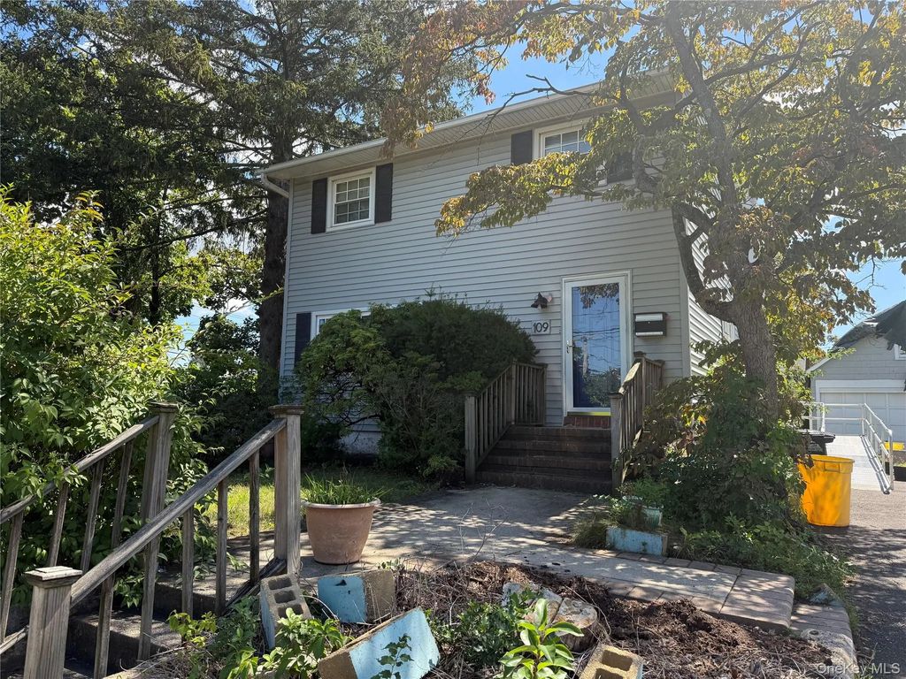 109 Cherry Drive W, Plainview