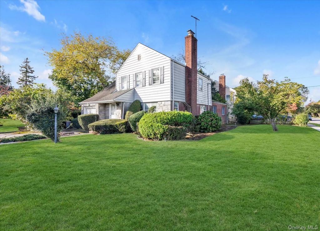95 Dogwood Avenue, Malverne