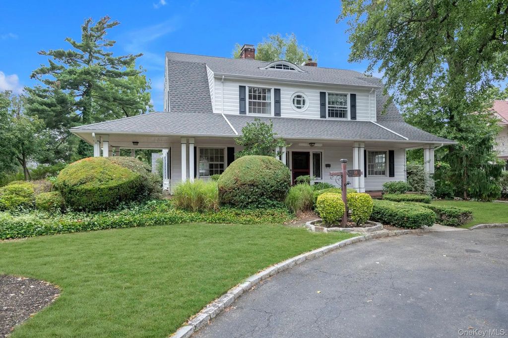84 Nassau Boulevard, Garden City