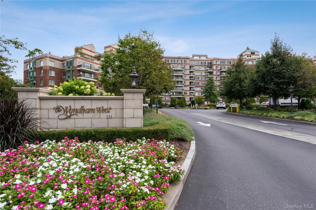111 Cherry Valley Avenue M6, Garden City