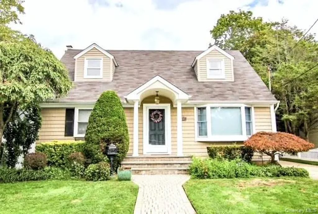 311 Maple Avenue, East Meadow
