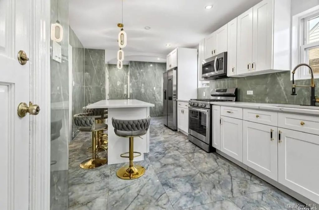 6 Covert Avenue, Garden City