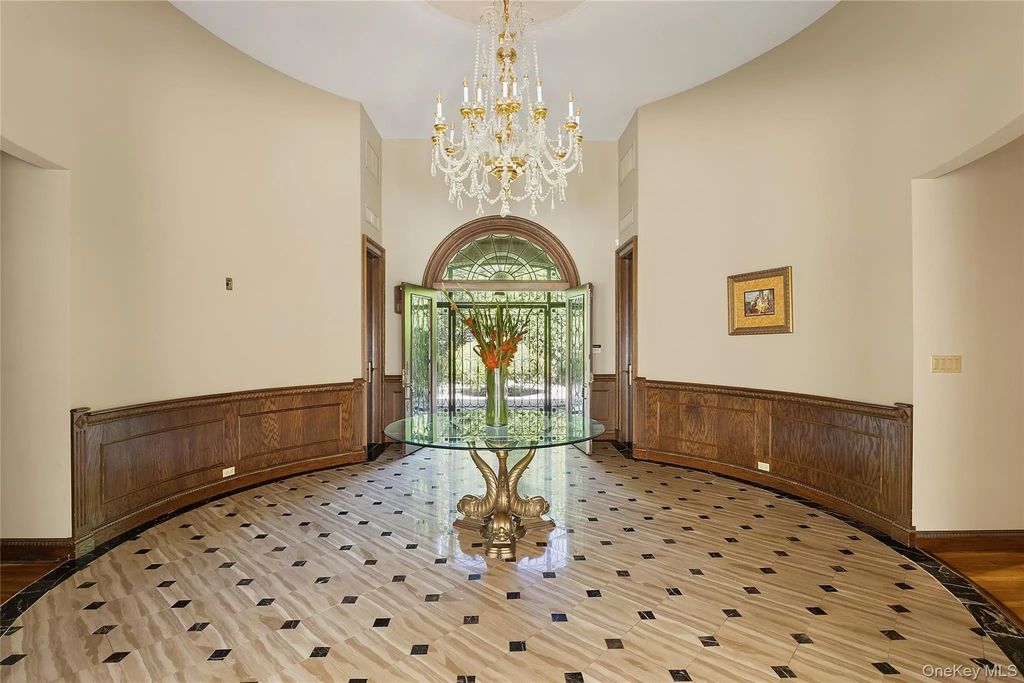13 Chanticlare Drive, Manhasset