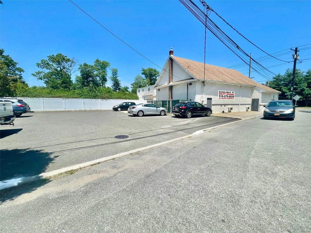 1298 Newbridge Road, Bellmore