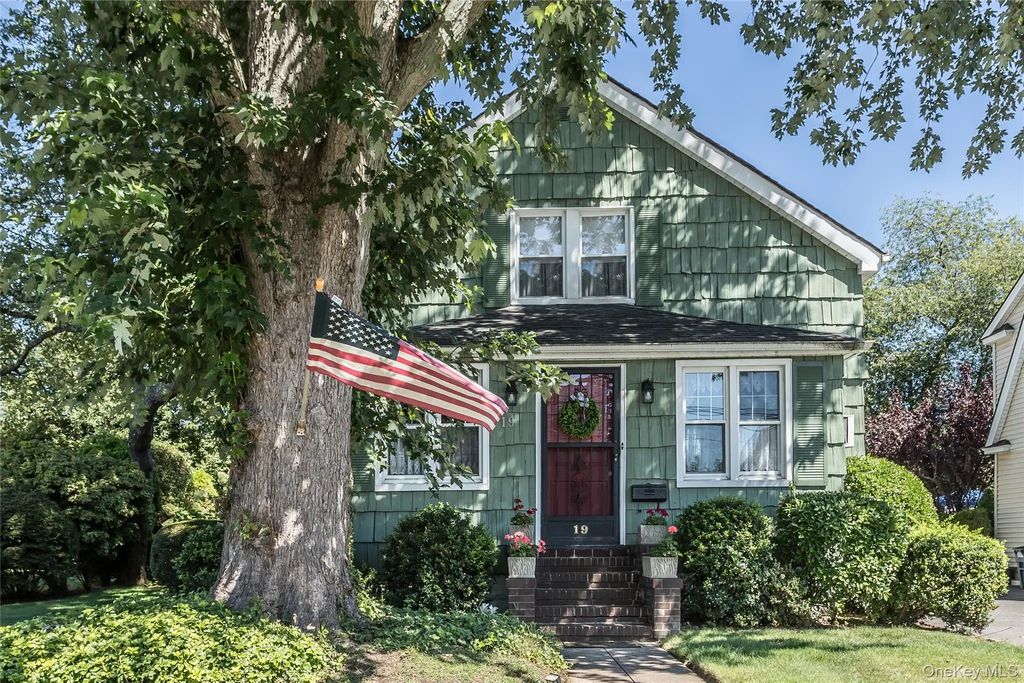 19 Princeton Street, Garden City