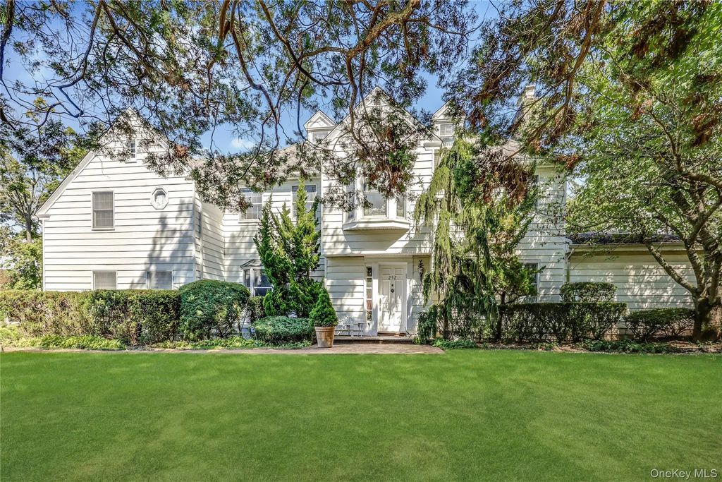 252 Cedar Avenue, Hewlett Bay Park