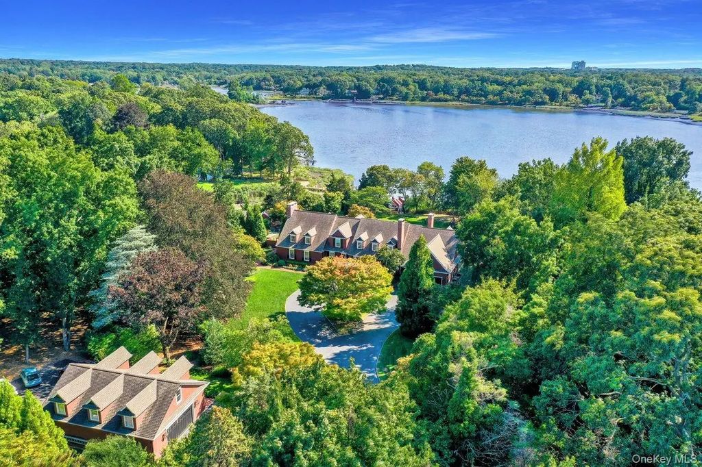 63 Dyke Road, Setauket