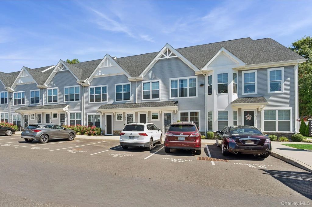 429 Emanuel Way 429, East Meadow