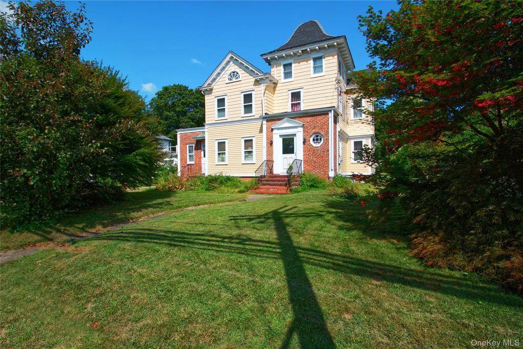 107 Warner Avenue, Roslyn Heights