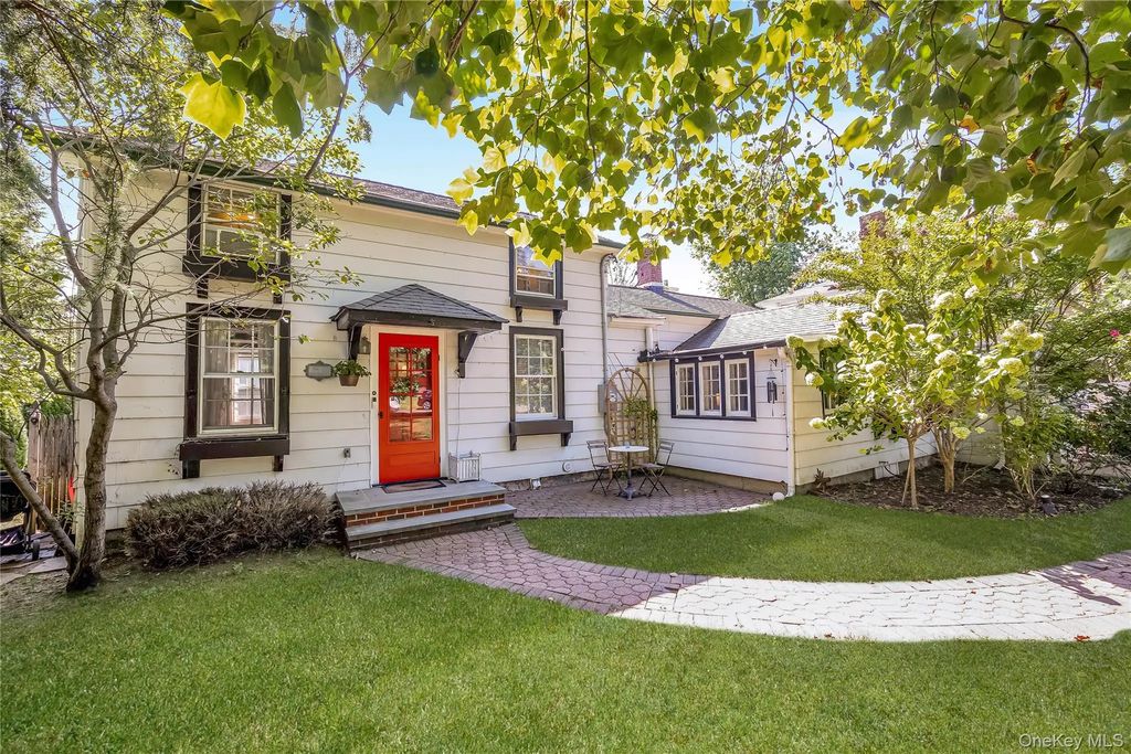 16 Rider Avenue, Malverne