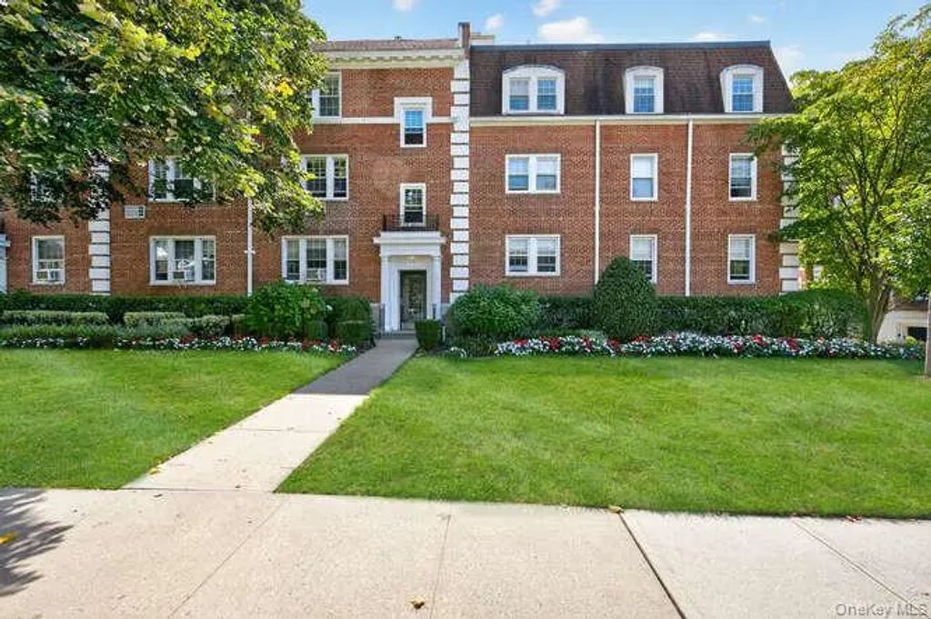 32 Hamilton Place I 3, Garden City