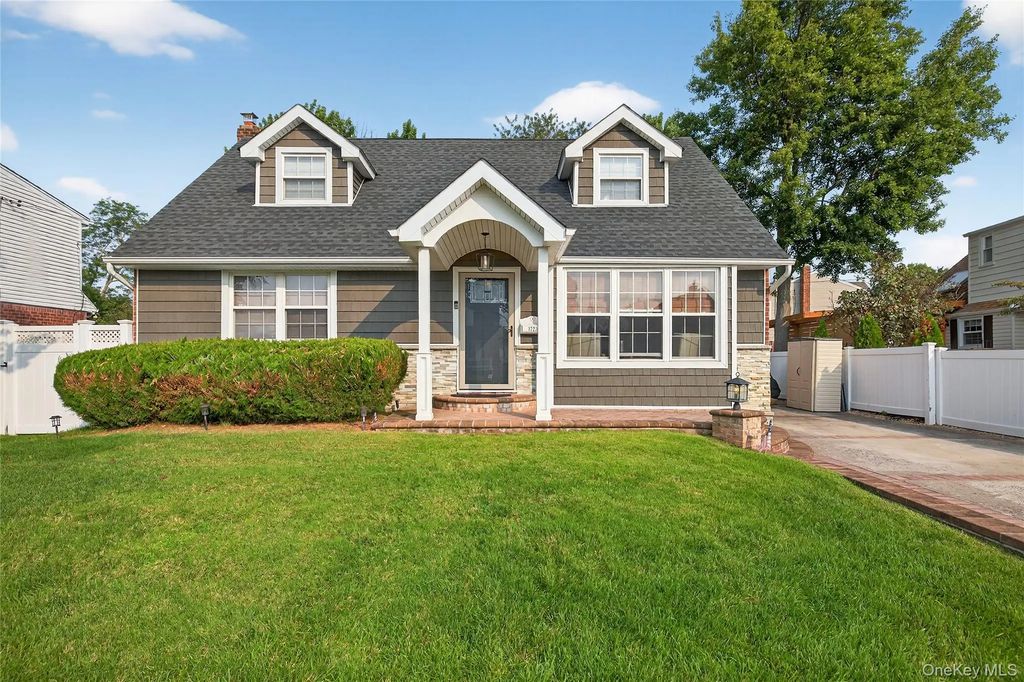 1723 Kroll Road, East Meadow