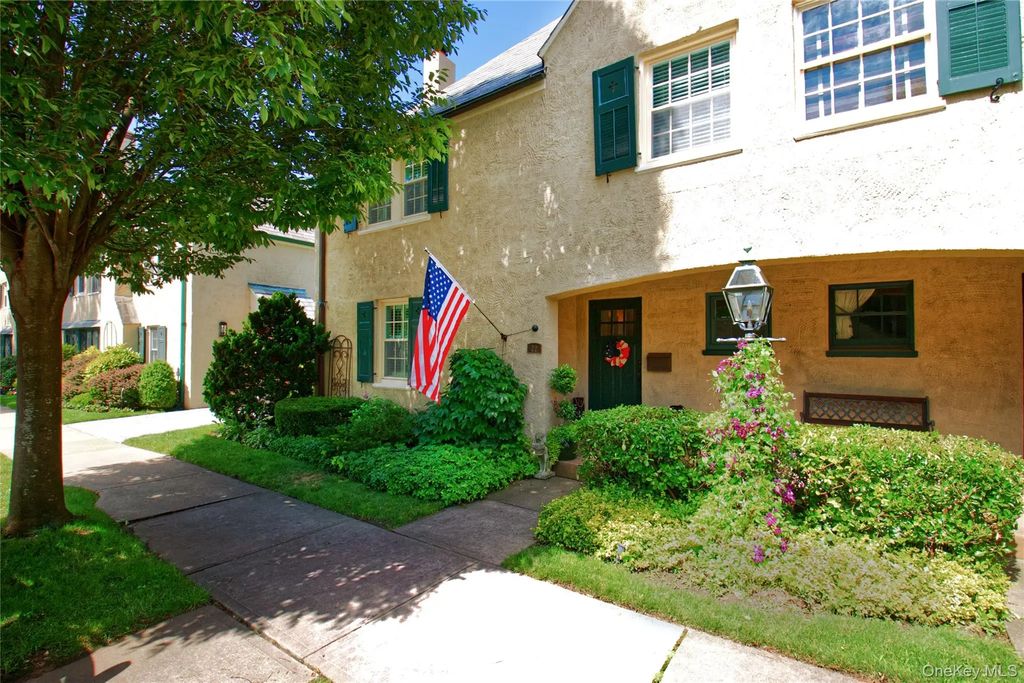 22 Franklin Court, Garden City