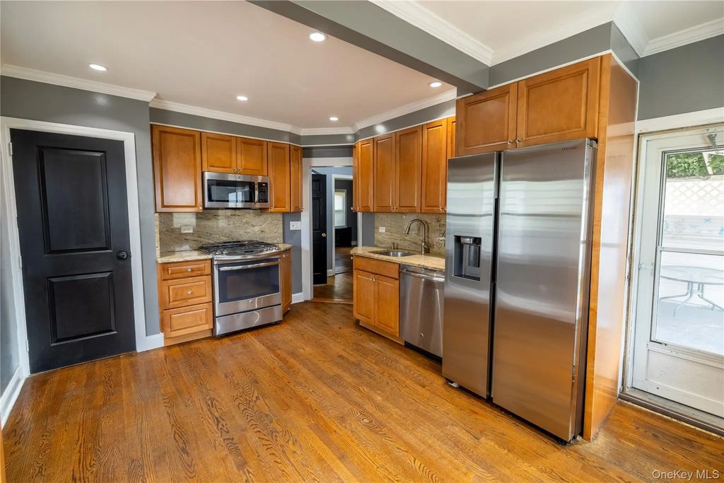 1035 Wool Avenue, Franklin Square