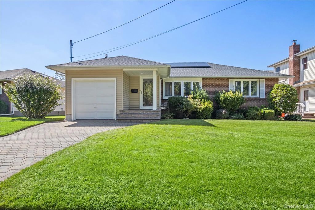 858 W Gate, Valley Stream
