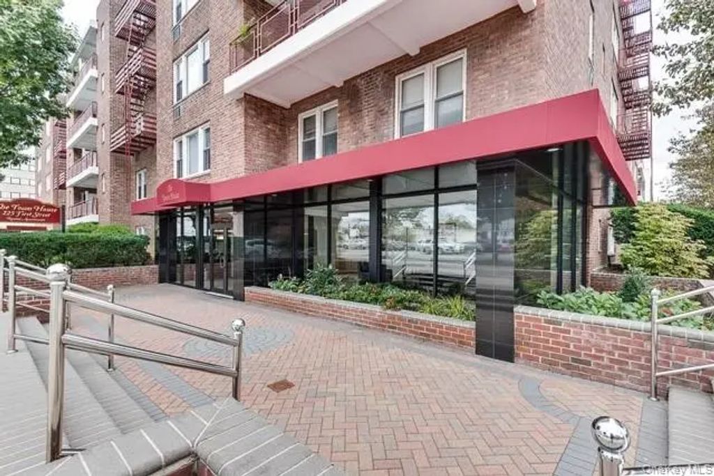 225 First Street 2e, Mineola