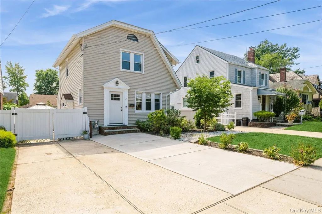 42 Stuart Avenue, Malverne