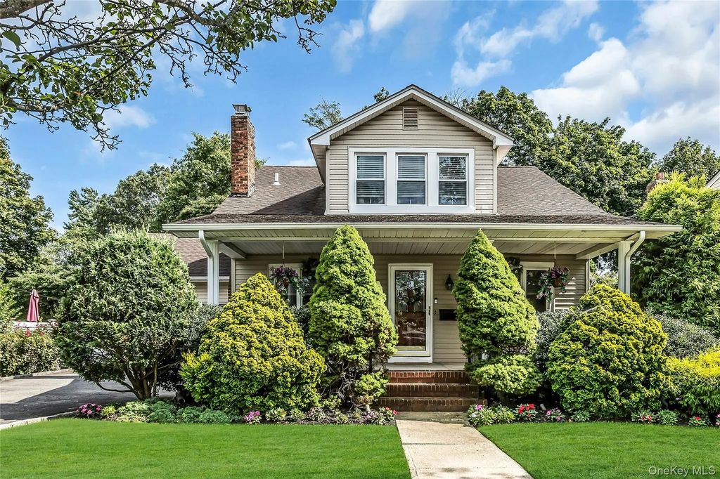 12 Roosevelt Avenue, Malverne