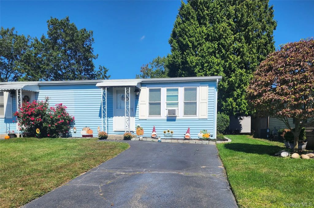 38b Village Circle S, Manorville