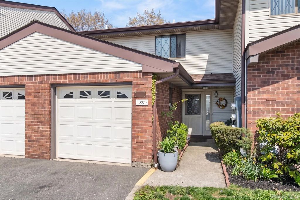 78 Cambridge Drive W, Copiague