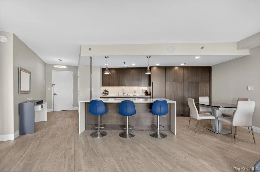 100 Hilton Avenue 808, Garden City