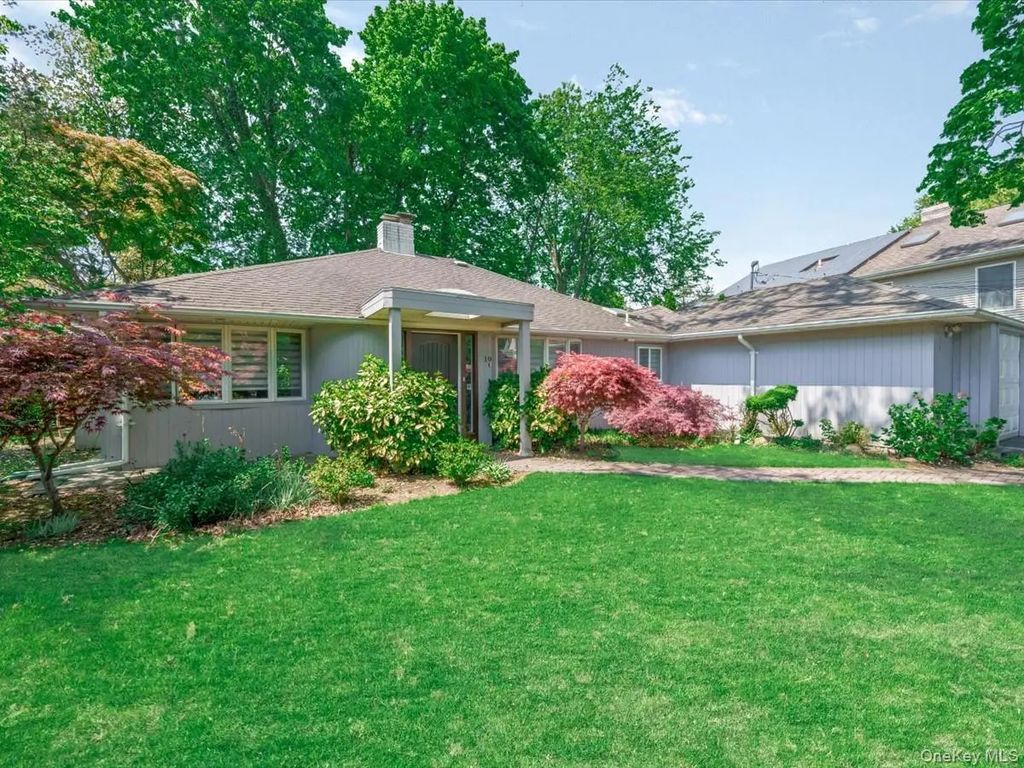 19 Ridge Drive E, Roslyn