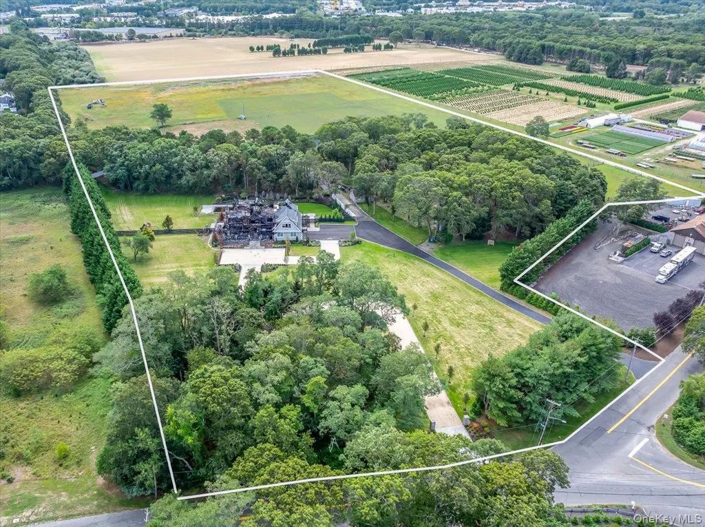 1535 Middle Road, Calverton