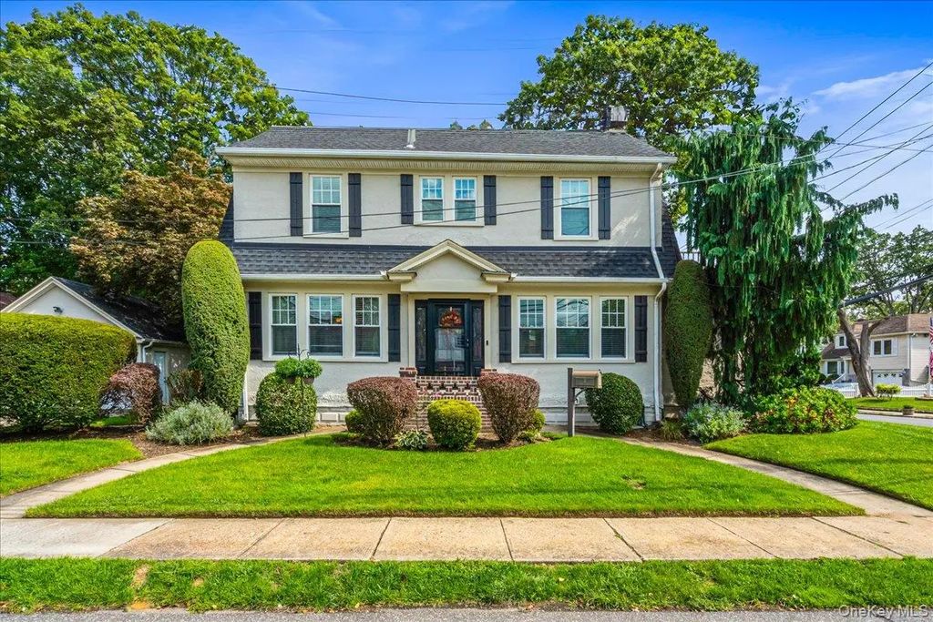 2 Derby Court, Malverne