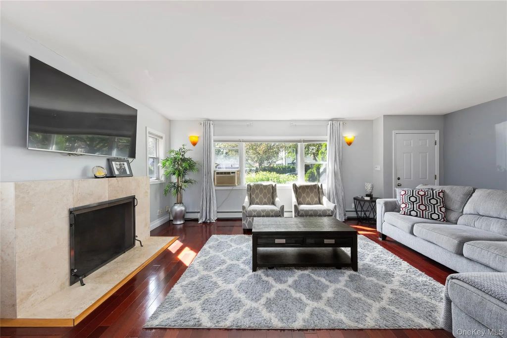 355 1st Street, Mineola