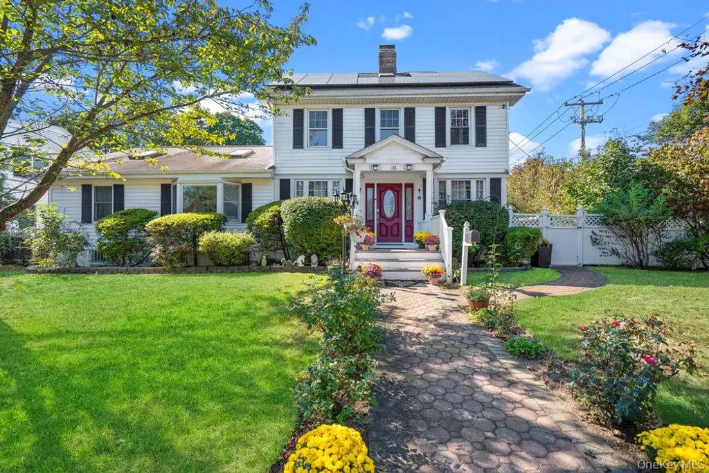 118 Grant Avenue, Albertson