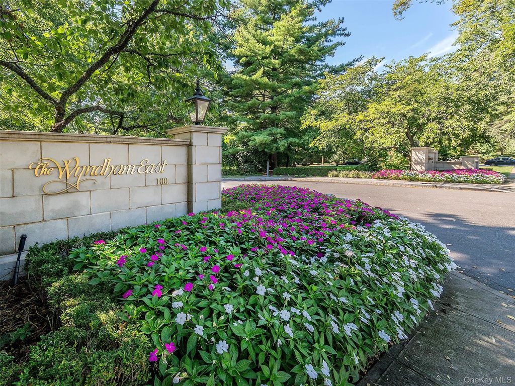 100 Hilton Avenue 607e, Garden City