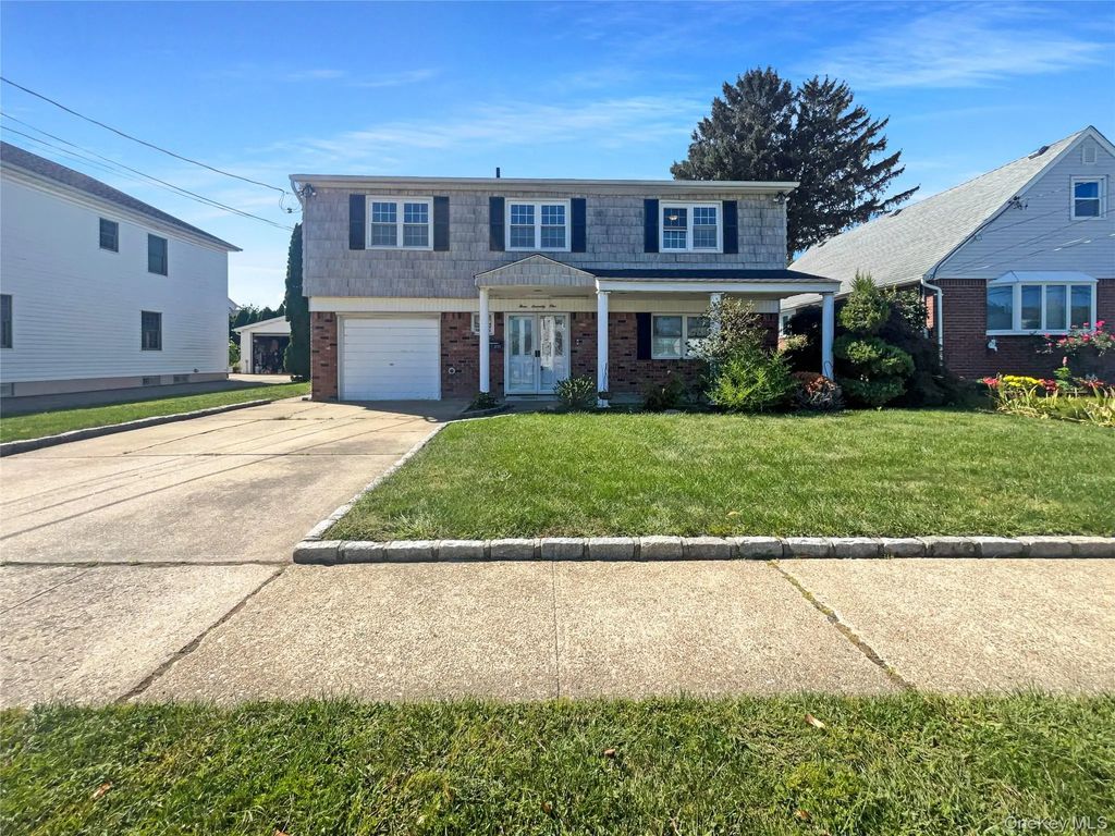 371 Pennsylvania Avenue, Mineola