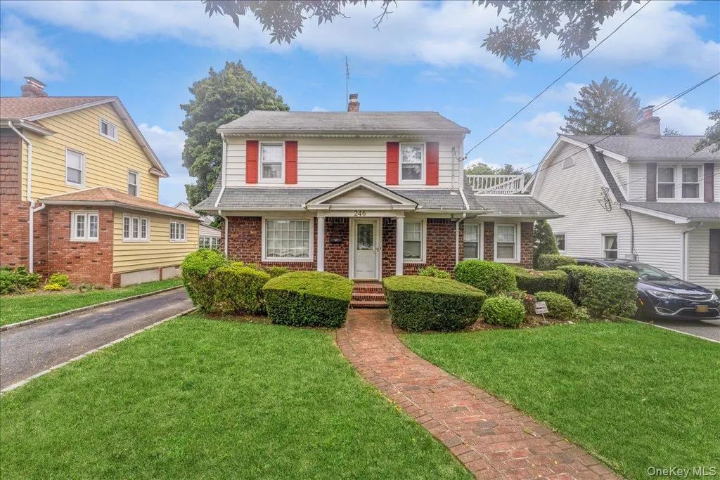 246 Wellington Road, Mineola