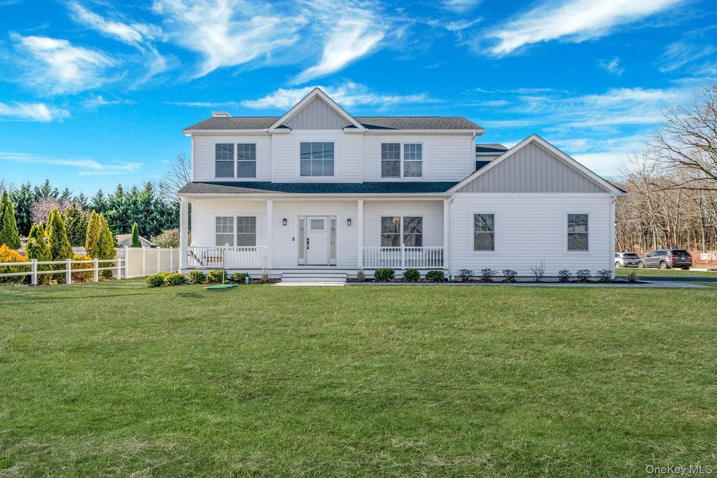 64 Blydenburgh Road, Centereach