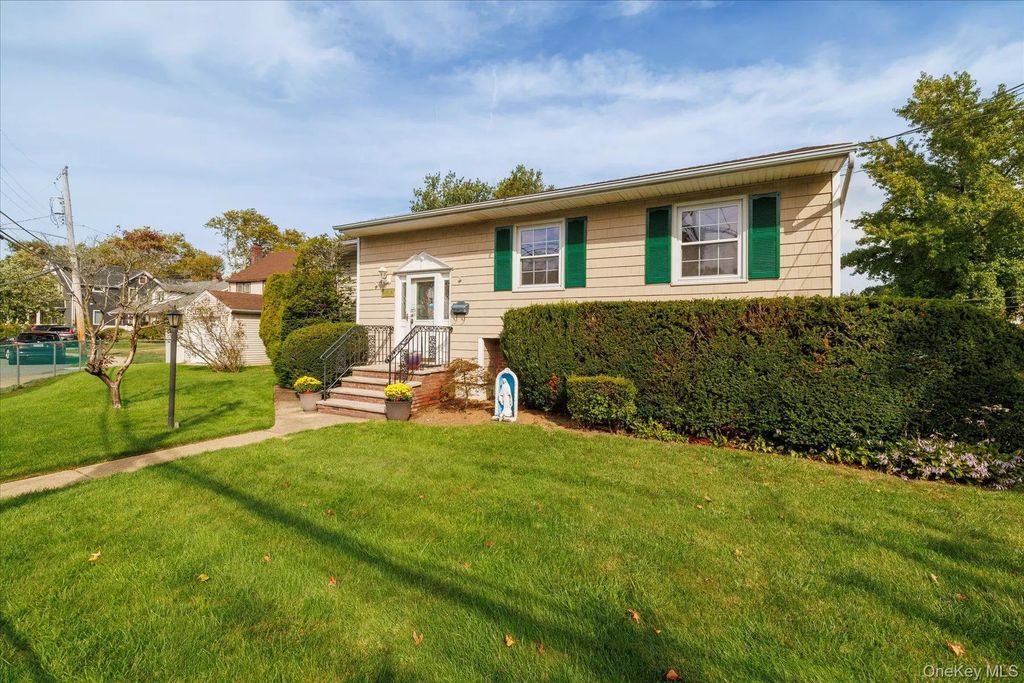 101 Stuart Avenue, Malverne