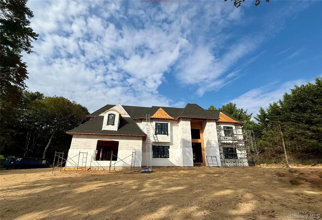 4 Highfield Drive, Dix Hills