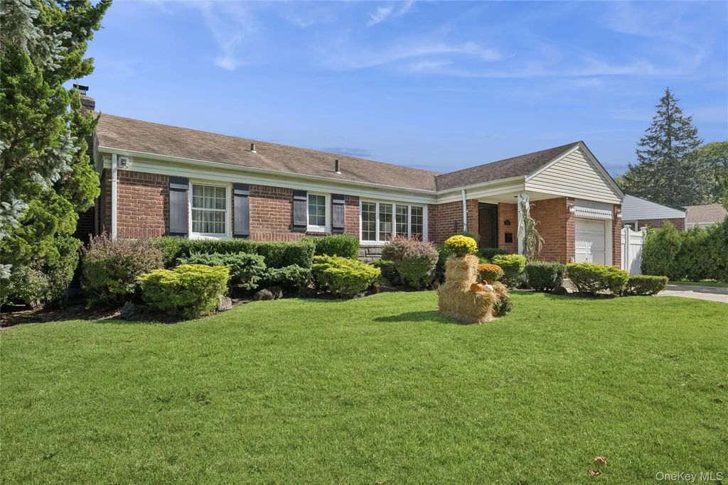 818 Palmetto Drive, Franklin Square