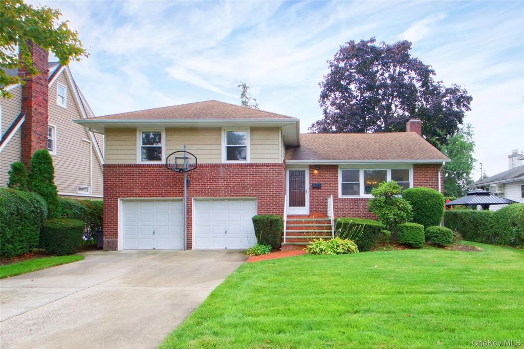 26 Cambridge Avenue, Garden City