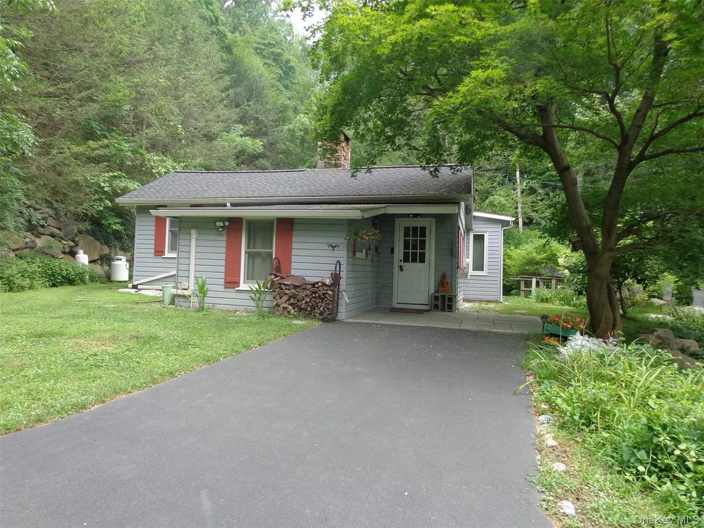 65 Mexico Lane, Mahopac