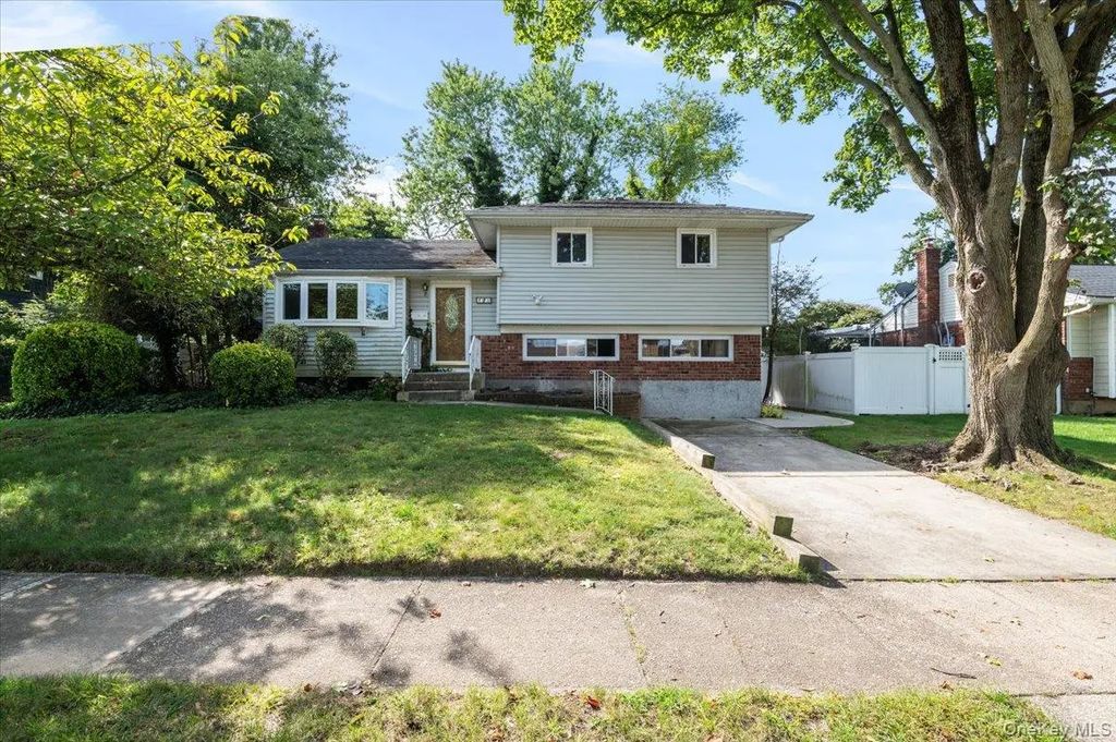 15 Alma Lane, Plainview