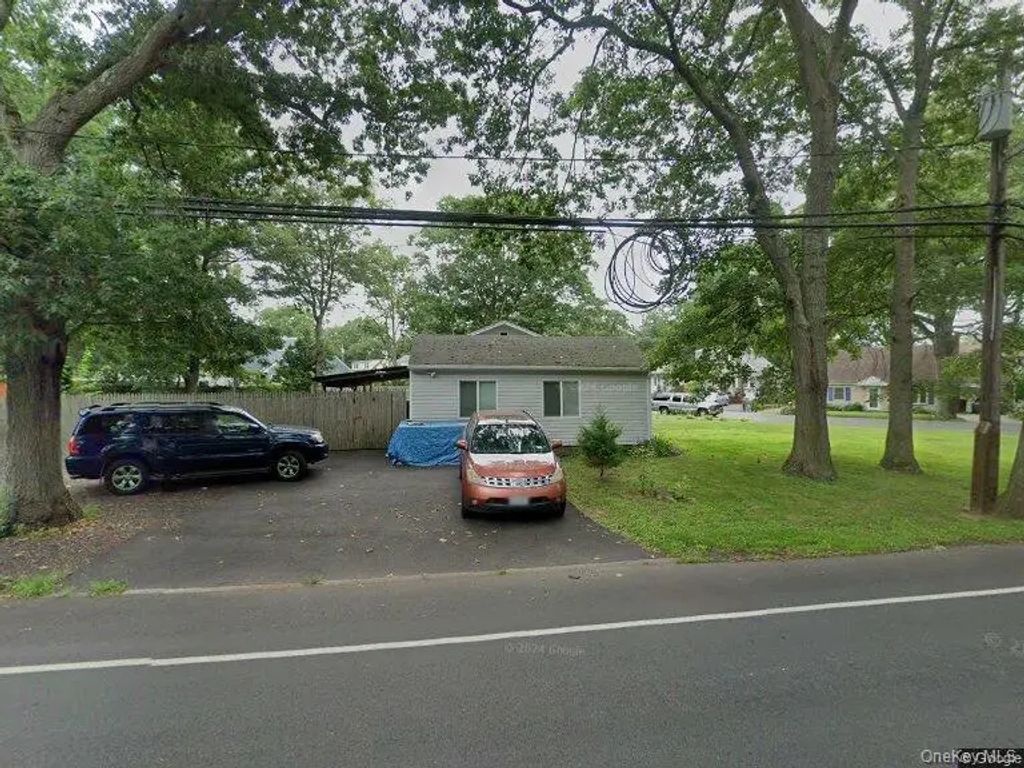56 Dix Hills Rd, Huntington Station