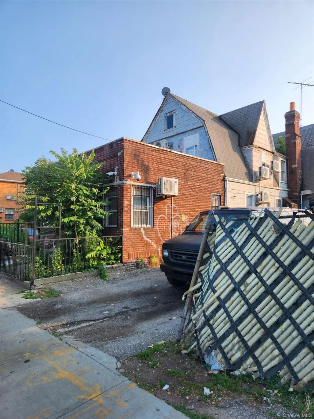 103-16 Van Wyck Expressway, Richmond Hill S.