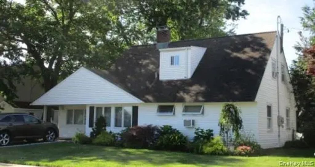 43 Farmedge Road, Levittown
