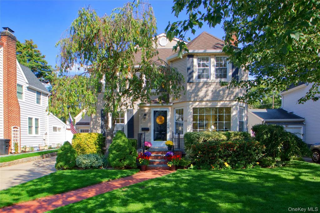110 Fernwood Terrace, Garden City
