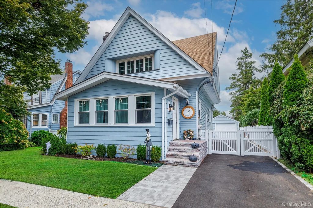 114 Nassau Avenue, Malverne