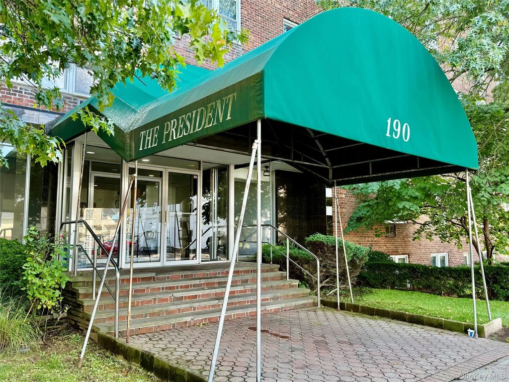 190 Mineola Boulevard 5q, Mineola