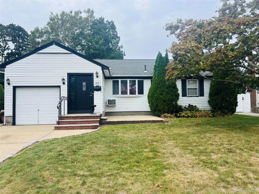 694 Blackstone Avenue, East Meadow