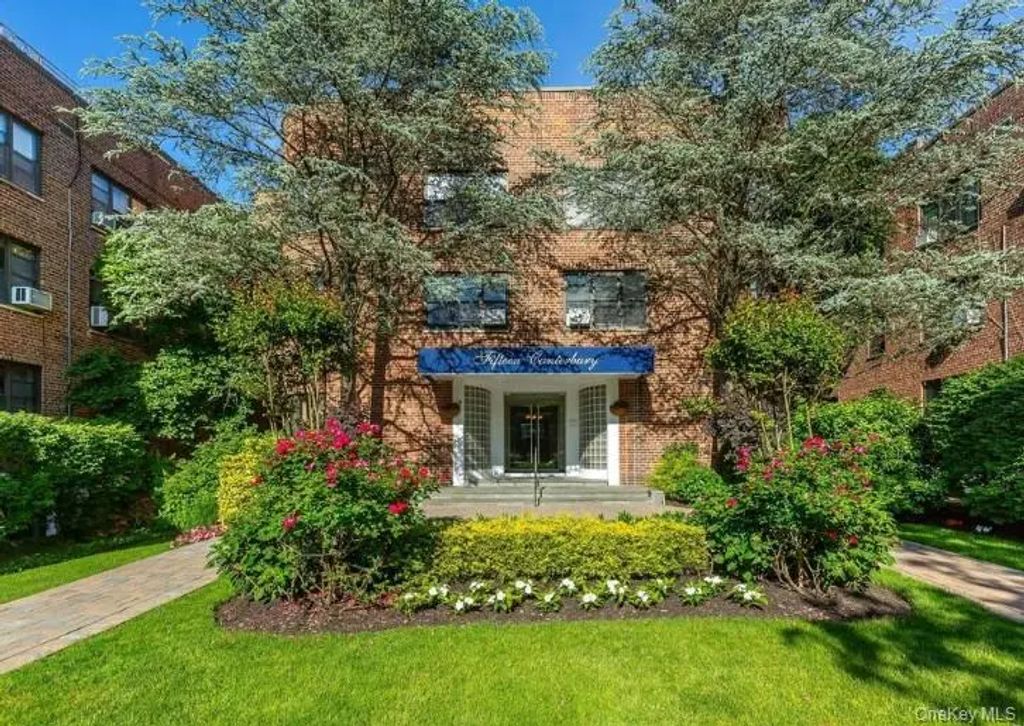 15 Canterbury Road # D13, Great Neck
